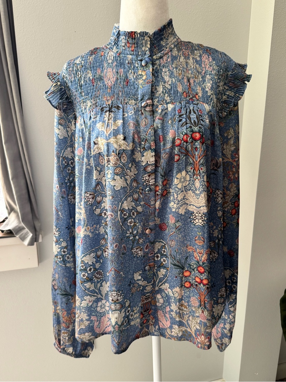 De Novo romantic blue floral satin button down blouse ruffle details medium